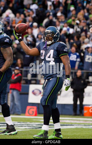 5. Dezember 2010; Seattle, WA, USA;  Seattle Seahawks Runningback Marshawn Lynch (24) feiert nach seinem Tor einen Touchdown gegen die Carolina Panthers im vierten Quartal bei Qwest Field. Seattle besiegte Carolina 31-14. Stockfoto