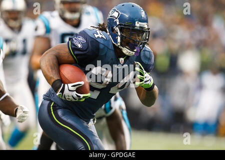 Dezember 5, 2010; Seattle, WA, USA; Seattle Seahawks zurück laufen marshawn Lynch (24) stürmt für einen Touchdown gegen die Carolina Panthers im vierten Quartal in der Qwest Field. Seattle besiegte Carolina 31-14. Stockfoto