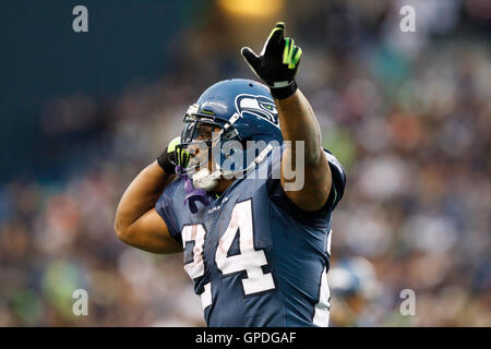 5. Dezember 2010; Seattle, WA, USA;  Seattle Seahawks Runningback Marshawn Lynch (24) feiert nach seinem Tor einen Touchdown gegen die Carolina Panthers im vierten Quartal bei Qwest Field. Seattle besiegte Carolina 31-14. Stockfoto