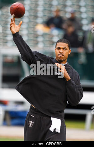 19. Dezember 2010; Oakland, Kalifornien, USA;  Oakland Raiders Quarterback Jason Campbell (8) erwärmt sich vor dem Spiel gegen die Denver Broncos im Oakland-Alameda County Coliseum. Stockfoto