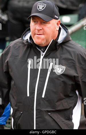 Dezember 2010; Oakland, CA, USA; Tom Cable, Cheftrainer der Oakland Raiders, betritt das Feld vor dem Spiel gegen die Denver Broncos im Oakland-Alameda County Coliseum. Stockfoto