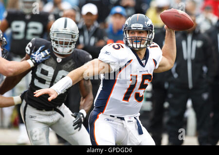 Dezember 2010; Oakland, CA, USA; der Quarterback Tim Tebow (15) der Denver Broncos wirft im ersten Quartal im Oakland-Alameda County Coliseum einen Pass gegen die Oakland Raiders. Stockfoto