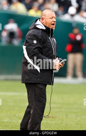 19. Dezember 2010; Oakland, Kalifornien, USA;  Oakland Raiders head Coach Tom Cable an der Seitenlinie während des zweiten Quartals gegen die Denver Broncos im Oakland-Alameda County Coliseum. Stockfoto