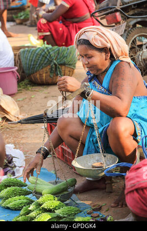 Muria Stamm, Stammesfrau, Haat Markt, Haat Bazaar, Jagdalpur, Bastar, Chhattisgarh, Indien, Asien Stockfoto