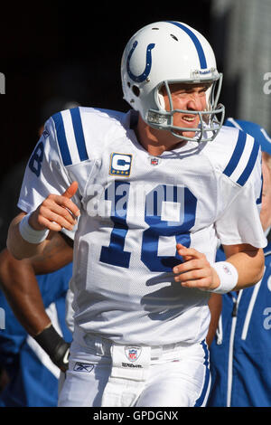 Dezember 2010; Oakland, CA, USA; Indianapolis Colts Quarterback Peyton Manning (18) wärmt sich vor dem Spiel gegen die Oakland Raiders im Oakland-Alameda County Coliseum auf. Stockfoto