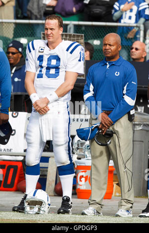 26. Dezember 2010; Oakland, Kalifornien, USA;  Indianapolis Colts Head coach Jim Caldwell (rechts) und quarterback Peyton Manning (18), während die Nationalhymne vor dem Spiel gegen die Oakland Raiders Oakland-Alameda County Coliseum. Indianapolis besiegt Stockfoto
