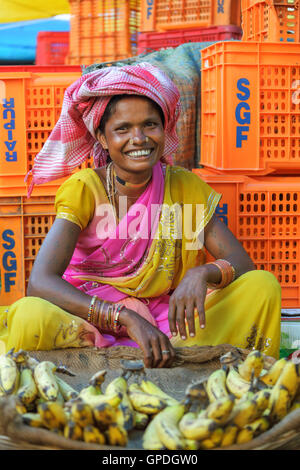 Muria Stamm, Stammesfrau, Haat Markt, Haat Bazaar, Jagdalpur, Bastar, Chhattisgarh, Indien, Asien Stockfoto