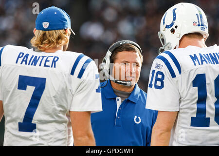 26. Dezember 2010; Oakland, Kalifornien, USA;  Indianapolis Colts offensive Coordinator Clyde Christensen (Mitte) im Gespräch mit quarterback Peyton Manning (18) und Curtis Painter (7) im dritten Quartal gegen die Oakland Raiders bei Oakland-Alameda C-quarterback Stockfoto