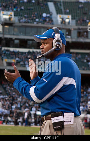 Dezember 26, 2010; Oakland, Ca, USA; Indianapolis Colts Head Coach Jim Caldwell am Rande gegen die Oakland Raiders in der zweiten Hälfte auf Oakland-Alameda County Coliseum. Stockfoto