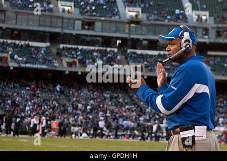 Dezember 26, 2010; Oakland, Ca, USA; Indianapolis Colts Head Coach Jim Caldwell am Rande gegen die Oakland Raiders in der zweiten Hälfte auf Oakland-Alameda County Coliseum. Stockfoto