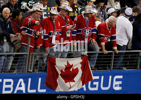 6. Februar 2011; Arlington, TX, USA; Montreal Canadiens-Fans auf der Tribüne vor dem Super Bowl XLV zwischen den Green Bay Packers und den Pittsburgh Steelers im Cowboys Stadium. Stockfoto