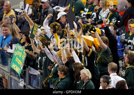 Feb 6, 2011; Arlington, TX, USA; Green Bay Packers Fans jubeln in der steht vor dem Super Bowl XLV gegen die Pittsburgh Steelers an Cowboys Stadium. Stockfoto