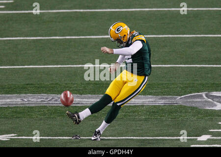 6. Februar 2011; Arlington, TX, USA; Green Bay Packers platzieren Kicker, die Mason Crosby (2) gegen die Pittsburgh Steelers in der ersten Hälfte des Super Bowl XLV im Cowboys Stadium startet.  Green Bay besiegten Pittsburgh 31-25. Stockfoto