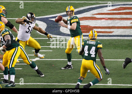 6. Februar 2011; Arlington, TX, USA; Green Bay Packers Quarterback Aaron Rodgers (12) wirft einem Pass zu Runningback James Starks (44) vor Pittsburgh Steelers Linebacker LaMarr Woodley (56) während der ersten Hälfte des Super Bowl XLV im Cowboys Stadium.  G Stockfoto