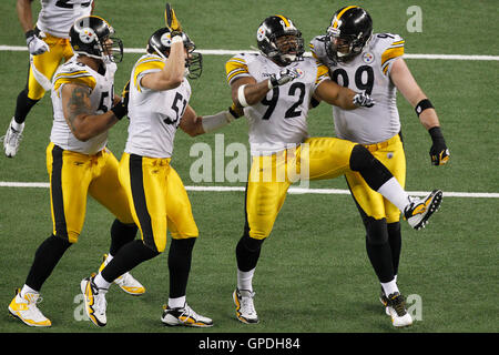 6. Februar 2011; Arlington, TX, USA; Pittsburgh Steelers Linebacker James Harrison (92) feiert mit defensive End Brett Keisel (99) und Linebacker James Farrior (51) und Linebacker LaMarr Woodley (links) nach Entlassung Green Bay Packers quarterback Aaron Rod Stockfoto