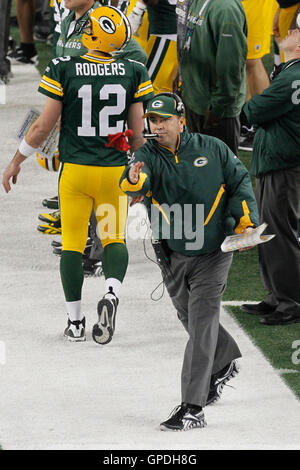 Feb 6, 2011; Arlington, TX, USA; Green Bay Packers Head Coach Mike mccarthy wirft eine Herausforderung Flagge während der zweiten Hälfte des Super Bowl XLV gegen die Pittsburgh Steelers an Cowboys Stadium. grüne Bucht besiegte Pittsburgh 31-25. Stockfoto