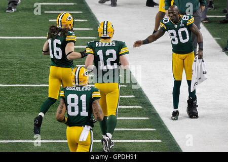 6. Februar 2011; Arlington, TX, USA; Green Bay Packers Wide Receiver, die Donald Driver (80) gratuliert quarterback Aaron Rodgers (12) und Wide Receiver Brett Swain (16) nach einem Touchdown gegen die Pittsburgh Steelers in der zweiten Hälfte des Super Bowl XLV Stockfoto