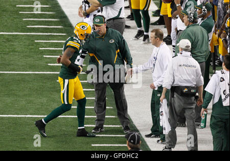 6. Februar 2011; Arlington, TX, USA; Green Bay Packers Cornerback Charles Woodson (21) Spaziergänge abseits des Spielfeldes vor Cheftrainer Mike McCarthy (zweiter von links) während der ersten Hälfte des Super Bowl XLV gegen die Pittsburgh Steelers im Cowboys Stadium.  GRE Stockfoto