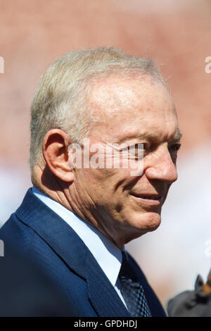 18. September 2011; San Francisco, CA, USA; Dallas Cowboys Besitzer Jerry Jones an der Seitenlinie vor dem Spiel gegen die San Francisco 49ers im Candlestick Park. Stockfoto