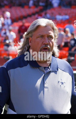 18. September 2011; San Francisco, CA, USA; Dallas Cowboys defensive Coordinator Rob Ryan betritt das Feld vor dem Spiel gegen die San Francisco 49ers im Candlestick Park. Stockfoto