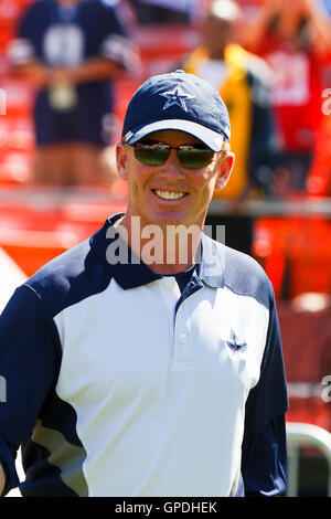 18. September 2011; San Francisco, CA, USA;  Dallas Cowboys Cheftrainer Jason Garrett betritt das Feld vor dem Spiel gegen die San Francisco 49ers im Candlestick Park.  Dallas besiegt San Francisco 27-24 in der Overtime. Stockfoto