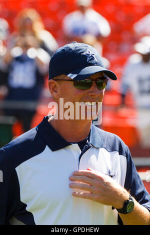 18. September 2011; San Francisco, CA, USA; Dallas Cowboys Cheftrainer Jason Garrett betritt das Feld vor dem Spiel gegen die San Francisco 49ers im Candlestick Park. Stockfoto