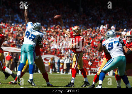 18. September 2011; San Francisco, CA, USA; San Francisco 49ers quarterback Alex Smith (11) Pass gegen die Dallas Cowboys im zweiten Quartal im Candlestick Park. Stockfoto