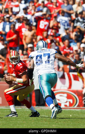 September 18, 2011, San Francisco, Ca, USA; San Francisco 49ers Quarterback Alex Smith (11) durch die Dallas Cowboys defensive Ende Jason Hatcher (97) Im zweiten Quartal Candlestick Park entlassen wird. Dallas besiegt San Francisco 27-24 in den überstunden. Stockfoto