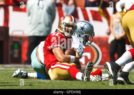 18. September 2011; San Francisco, CA, USA; San Francisco 49ers Quarterback Alex Smith (11) ist im zweiten Quartal im Candlestick Park von Dallas Cowboys defensive End Jason Hatcher (97) geplündert.  Dallas besiegt San Francisco 27-24 in der Overtime. Stockfoto