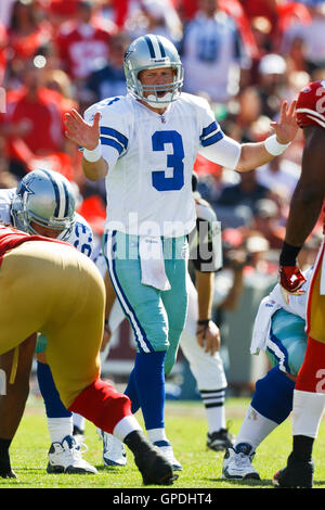 September 18, 2011, San Francisco, Ca, USA; Dallas Cowboys Quarterback Jon Kitna (3) Wird ein Spiel von der Line of Scrimmage gegen die San Francisco 49ers im dritten Quartal bei Candlestick Park. Dallas besiegt San Francisco 27-24 in den überstunden. Stockfoto