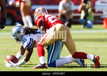 18. September 2011; San Francisco, CA, USA; Dallas Cowboys Wide Receiver Jesse Holley (16) fängt einen Pass vor San Francisco 49ers Cornerback Tarell Brown (25) im vierten Quartal im Candlestick Park.  Dallas besiegt San Francisco 27-24 in o Stockfoto