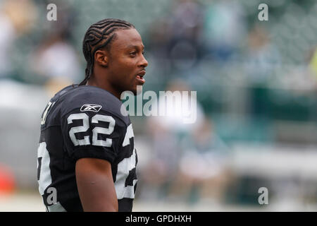 Sep 25, 2011; Oakland, Kalifornien, USA;  Oakland Raiders Runningback Taiwan Jones (22) erwärmt sich vor dem Spiel gegen die New York Jets O.co Coliseum. Oakland besiegte New York 34-24. Stockfoto