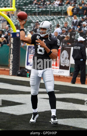 Sep 25, 2011; Oakland, Kalifornien, USA;  Oakland Raiders Quarterback Jason Campbell (8) erwärmt sich vor dem Spiel gegen die New York Jets O.co Coliseum. Stockfoto
