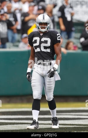 Sep 25, 2011; Oakland, Kalifornien, USA;  Oakland Raiders Runningback Taiwan Jones (22) steht in der Endzone vor dem Anpfiff der Öffnung gegen die New York Jets im ersten Quartal O.co Coliseum. Oakland besiegte New York 34-24. Stockfoto