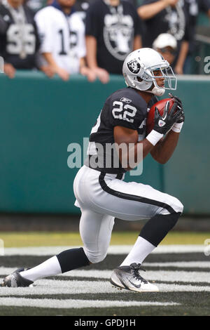 Sep 25, 2011; Oakland, Kalifornien, USA;  Oakland Raiders Runningback Taiwan Jones (22) kehrt den Eröffnung Kick-off gegen die New York Jets im ersten Quartal O.co Coliseum. Oakland besiegte New York 34-24. Stockfoto