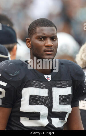 Sep 25, 2011; Oakland, Kalifornien, USA;  Oakland Raiders Linebacker Rolando McClain (55) an der Seitenlinie gegen die New York Jets im ersten Quartal O.co Coliseum. Oakland besiegte New York 34-24. Stockfoto
