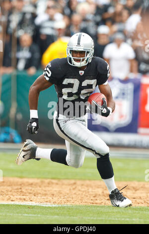 September 2011; Oakland, CA, USA; Oakland Raiders Running Back Taiwan Jones (22) stürzt im zweiten Quartal im O.Co Coliseum gegen die New York Jets. Stockfoto