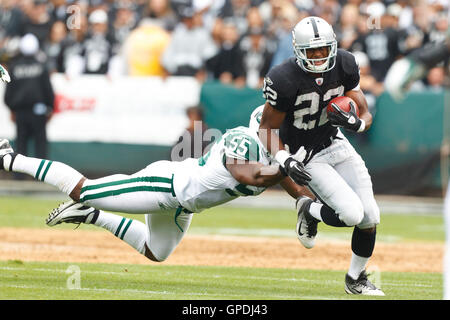 Sep 25, 2011; Oakland, Ca, USA; Oakland Raiders zurück laufen Taiwan Jones (22) wird durch die New York Jets jamaal Westerman (55) Im zweiten Quartal o linebacker angegangen. co Kolosseum. Stockfoto
