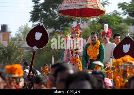 König führt dussehra Festival Prozession, Jagdalpur, Bastar, Chhattisgarh, Indien, Asien Stockfoto