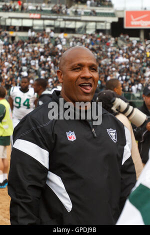 Sep 25, 2011; Oakland, Kalifornien, USA;  Oakland Raiders Cheftrainer Hue Jackson verlässt das Feld nach dem Spiel gegen die New York Jets O.co Coliseum. Oakland besiegte New York 34-24. Stockfoto