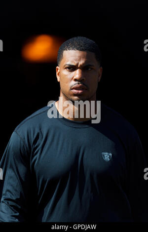 2. Oktober 2011; Oakland, Kalifornien, USA; Oakland Raiders Quarterback Jason Campbell (8) betritt das Feld vor dem Spiel gegen die New England Patriots O.co Coliseum. Stockfoto