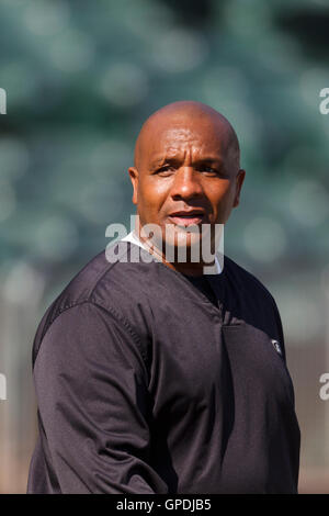 2. Oktober 2011; Oakland, Kalifornien, USA; Oakland Raiders Cheftrainer Hue Jackson an der Seitenlinie vor dem Spiel gegen die New England Patriots O.co Coliseum. New England besiegt Oakland 31-19. Stockfoto