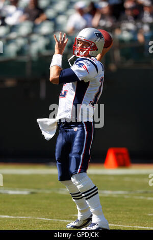 Okt 2, 2011; Oakland, Ca, USA; New England Patriots Quarterback Tom Brady (12) nach dem Aufwärmen vor dem Spiel gegen die Oakland Raiders, bei o.co Kolosseum. Stockfoto