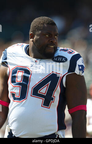 Oktober 2011; Oakland, CA, USA; die New England Patriots Defensive End Shaun Ellis (94) wärmt sich vor dem Spiel gegen die Oakland Raiders im O.Co Coliseum auf. Neuengland besiegte Oakland mit 31:19. Stockfoto