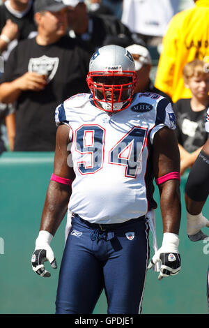 Oktober 2011; Oakland, CA, USA; die New England Patriots Defensive End Shaun Ellis (94) wärmt sich vor dem Spiel gegen die Oakland Raiders im O.Co Coliseum auf. Neuengland besiegte Oakland mit 31:19. Stockfoto
