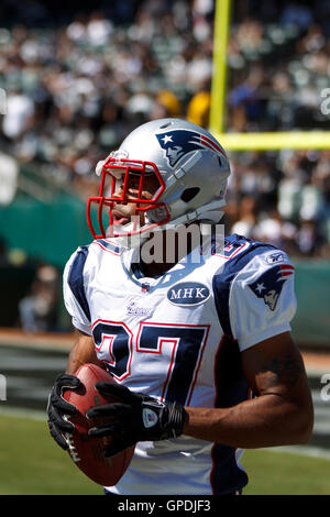 2. Oktober 2011; Oakland, Kalifornien, USA; New England Patriots defensive zurück Antwaun Molden (27) wärmt vor dem Spiel gegen die Oakland Raiders O.co Coliseum. New England besiegt Oakland 31-19. Stockfoto