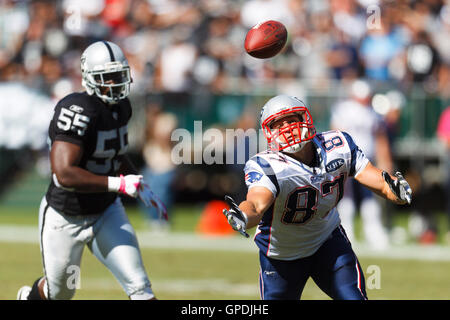 2. Oktober 2011; Oakland, Kalifornien, USA; New England Patriots engen Ende Rob Gronkowski (87) uns nicht in der Lage, einen Pass, der von Oakland Raiders Linebacker Rolando McClain (55) gekippt wurde während des zweiten Quartals im O.co Coliseum zu fangen. Stockfoto