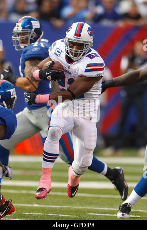 16. Oktober 2011; East Rutherford, NJ, USA; Buffalo Bills laufen wieder Fred Jackson (22) eilt Feld gegen die New York Giants im dritten Quartal im MetLife Stadium. New York besiegt Buffalo 27-24. Stockfoto