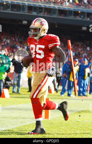 20. November 2011; San Francisco, CA, USA; San Francisco 49ers Tight-End Vernon Davis (85) fängt einen Pass für einen Touchdown gegen die Arizona Cardinals im dritten Quartal im Candlestick Park. Stockfoto