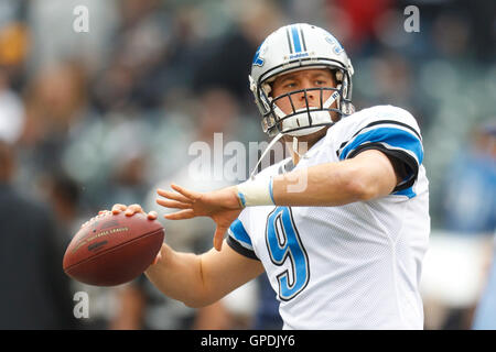 18. Dezember 2011; Oakland, Kalifornien, USA; Detroit Lions Quarterback Matthew Stafford (9) erwärmt sich vor dem Spiel gegen die Oakland Raiders O.co Coliseum. Stockfoto